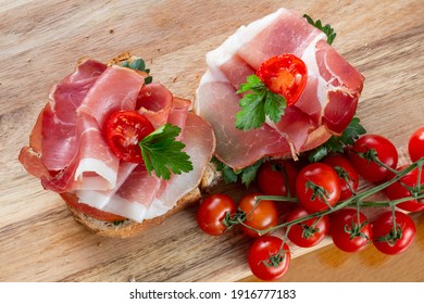 Sandwiches with Prosciutto, tomatoes and parsley