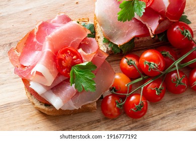 Sandwiches with Prosciutto, tomatoes and parsley