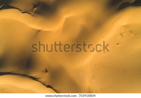 砂色の砂漠のテクスチャー 線とパターン 上空撮影 垂直 の写真素材 今すぐ編集