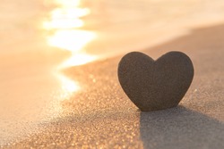 Sandige Herzform Silhouette Am Strand Bei Sonnenuntergang, Valentinstag, Hochzeit, Flitterwochen Oder Grußkartenkonzept