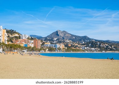 Playa de Sandy Malagueta en el complejo de Málaga, España, Europa. Hermosa ​vista ​ la playa en un día soleado. Fondo de pantalla paisajístico. Fondo de la naturaleza con espacio de copia para el diseño