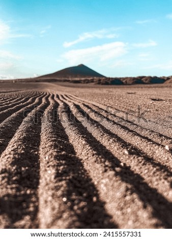 Sandy view over the red mountin