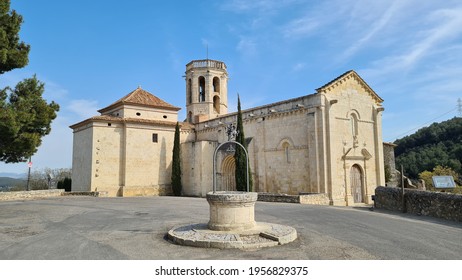 Sant Martí Sarroca, , Spain – March 25, 2021: Santa Maria Church, Next To The Medieval Castle Of Sant Martí Sarroca In Alt Penedès County. 