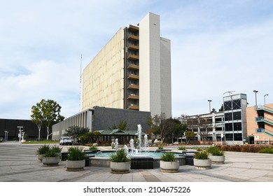 SANTA ANA, CALIFORNIA - 10 JAN 2022: Superior Court Building With Fountain And Japanese Garden And Teahouse, Orange County Civic Center.