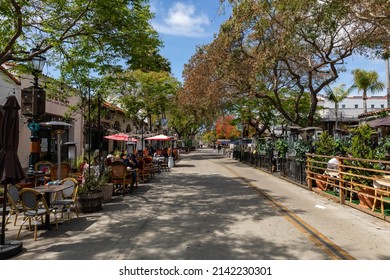 SANTA BARBARA, CA, USA - March 30, 2022: Famous State Street. Traditional Colonial Architecture In Santa Barbara, California. USA. Popular Tourist Destination. 