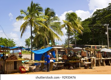 SANTA CLARA-CUBA, AGO 23: Tropical Market On August 23, 2011 In Santa Clara, Villa Clara Province, Cuba. Agricultural Markets Are The Leading Supplier Of Food In Cuba.