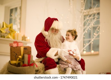 Santa Claus and young girl with gift on Christmas ภาพถ่ายสต็อก
