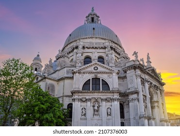 Iglesia de Santa Maria della Salute al atardecer, Venecia, Italia