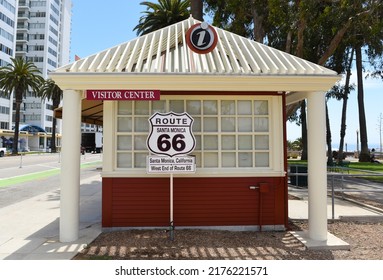 SANTA MONICA, CALIFORNIA - 25 MAY 2021: Visitor Center In Palisades Park On Ocean Avenue. 