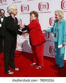 SANTA MONICA - JUNE 8:  Golden Girls Bea Arthur, Rue McClanahan And Betty White At The Sixth Annual TV Land Awards Held At The Barker Hanger In Santa Monica, California On June 8, 2008.