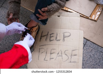 Santa tied the shoe rope to the homeless, help the homeless, homeless christmas