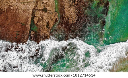 Luftaufnahme Panoramadrohne Blick auf den blauen Ozean Wellen, die am Sandstrand in Portugal erdrücken.