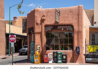 Sante Fe, New Mexico, United States - April 27, 2022: News Papers And Magazines Outside A Cafe In Sante Fe, New Mexico