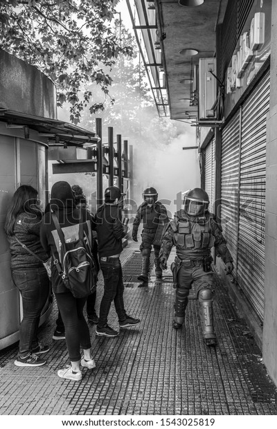 Santiago de Chile
Chile
19/10/2019
Clashes
between the police and protesters at Santiago streets during the
latest riots at Santiago de Chile city centre because of
underground price
increase