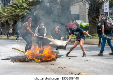 Santiago de Chile
Chile
19/10/2019
People preparing Barricades at Santiago streets. Riots at Santiago de Chile city. The army went out to the streets to dissolve the "Evade" movement demonstrations