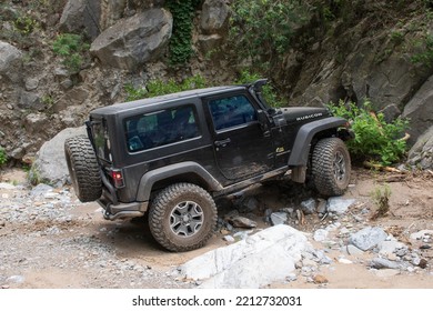 Santiago Nuevo Leon, Mexico. July 16, 2022.   All Terrain Jeep Vehicle Passing A Difficult Path In A Rocky Road.