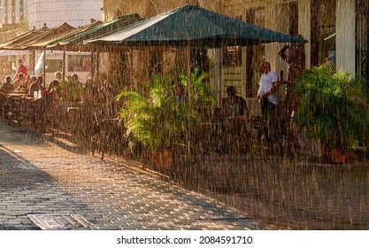 SANTO DOMINGO, DOMINICAN REPUBLIC - NOV 4 2021: Columbus Park And Zona Colonial In Santo Domingo Is Where Tourist And Locals Gather For Shopping, Food And Socializing.