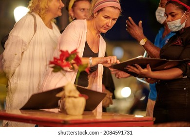 SANTO DOMINGO, DOMINICAN REPUBLIC - NOV 4 2021: Columbus Park And Zona Colonial In Santo Domingo Is Where Tourist And Locals Gather For Shopping, Food And Socializing.