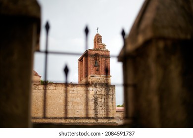 SANTO DOMINGO, DOMINICAN REPUBLIC - NOV 4 2021: Columbus Park And Zona Colonial In Santo Domingo Is Where Tourist And Locals Gather For Shopping, Food And Socializing.