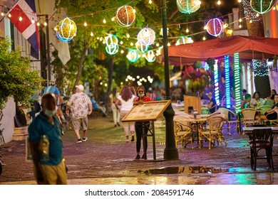 SANTO DOMINGO, DOMINICAN REPUBLIC - NOV 4 2021: Columbus Park And Zona Colonial In Santo Domingo Is Where Tourist And Locals Gather For Shopping, Food And Socializing.