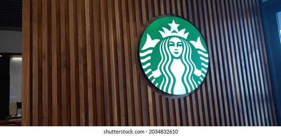 Santo Domingo, Dominican Republic - September 1, 2021 - Starbucks Coffee Shop Famous Locations In Santo Domingo.  Morning View. Wide Shot Of Starbucks Logo In Downtown Plaza.