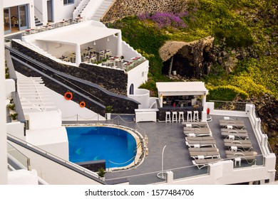 Santorini, Greece 2019 : Sugar Cube Like Luxurious Resorts With Pool Painted In White Color. There Is Restriction On The Colors Which Can Be Used To Paint The Exterior Of The House In Santorini. 