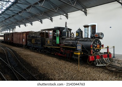 SAO JOAO DEL REI, MINAS GERAIS - BRAZIL: OCT 22, 2016: A deactivated Baldwin Locomotive Works Nº 60 with some rail cars attached behind displayed at Sao Joao del Rei train station.