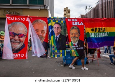 Sao Paulo, Brasilien - 17. Juli 2022 - Straßenverkäufer verkaufen Handtücher und Plakate mit dem Bild des linken Präsidentschaftskandidaten Luiz Inácio Lula da Silva auf der Avenida Paulista, Sao Paulo Stadt, Brasilien
