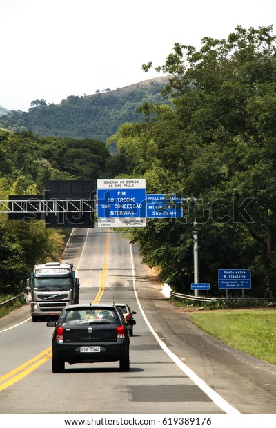 SAO PAULO,
BRAZIL, SEPTEMBER 22, 2016: Car crossing the border of Sao Paulo
State and Minas Gerais State,
Brazil.