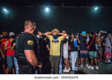 Sao Paulo
Mar 13, 2021
Police Officers Close An Illegal Party With About 600 People, Many Without A Face Mask And Without Maintaining The Distance Required To Prevent The Transmission Of The Covid-19.