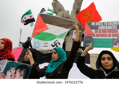 Sao Paulo, SP, Brazil - July 27, 2014: Muslim Women Protest Against The Israeli Military Strikes On Gaza Strip. The Sign In Spanish Reads 