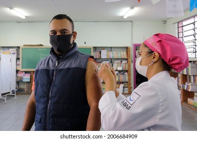 Sao Paulo, SP, Brazil - July 12, 2021: A Nurse Gives A Shot Of The Janssen, Johnson And Johnson, COVID-19 Vaccine To A Man During A Vaccination Program For People With More Than 37 Years Old.