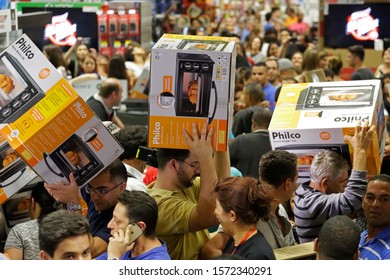 Sao Paulo, SP / Brazil - November 22, 2018: Shoppers Rush To Buy Electric Oven During A Black Friday Sale At A Extra Department Store.