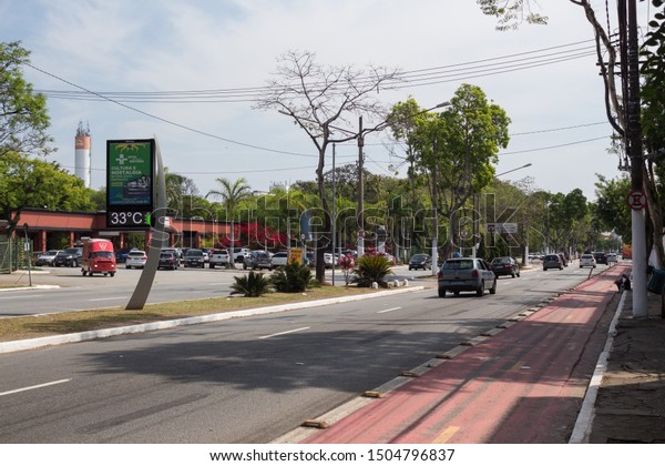 SAO PAULO, SP, BRAZIL - SEPTEMBER 09,\
2019: Olavo Fontoura Avenue, which gives access to the Anhembi\
complex on the left and Campo de Marte on the\
right.