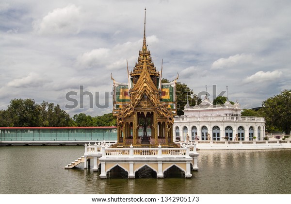 Saovarod Bridge Floating Pavilion 