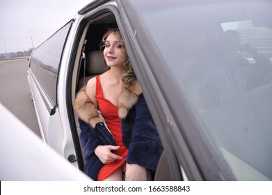  Saransk, Republic Of Mordovia, Russia,‎17 ‎ноября ,2020,girl In A Red Dress In A Limousine,blonde In A Limo In The Front Seat