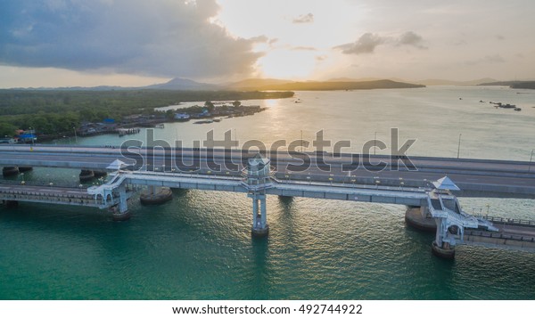 Sarasin Bridge, the\
bridge is the most important in making businesses. From the\
provinces to Phuket Has traded a lot of money. This bridge linking\
the province of Phang\
Nga.
