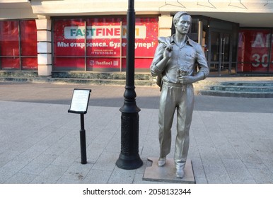 Saratov, Russia, Kirova Street - Aug 2021: City Symbol, Sculpture Devoted To A Famous Song 