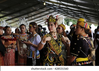 Sarawak, Malaysia - January 9, 2016: Sarawak Native, Beautiful Orang Ulu Ladies  In Traditional Costume. Orang Ulu Is The Indigenous Groups Found In Southern Sarawak, Malaysia.