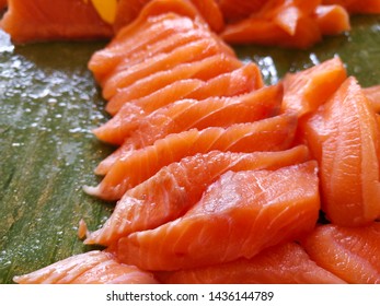 Sashimi (Japanese: 刺身) is an elaborate Japanese food consisting of meat or raw fish, fresh and sliced ​​into pieces.