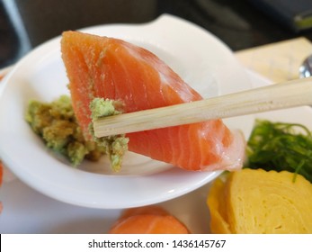 Sashimi (Japanese: 刺身) is an elaborate Japanese food consisting of meat or raw fish, fresh and sliced ​​into pieces.