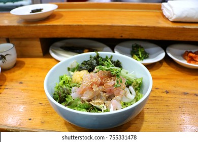 Sashimi/bowl Of Rice Served With Toppings