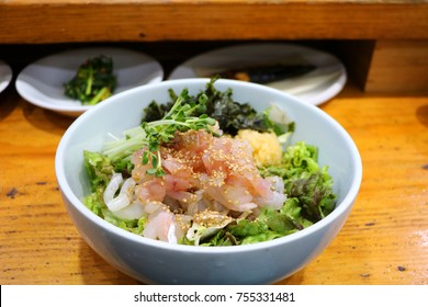 Sashimi/bowl Of Rice Served With Toppings