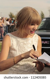 SASKATOON, CANADA - SEPT 9:  Taylor Swift At The 2012 Canadian Country Music Association Awards At Credit Union Centre On September 9, 2012 In Saskatoon, Canada