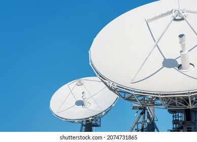 Dish de comunicación por satélite sobre estación de TV