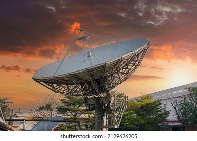 estación de antena de radar de antena de antena de antena parabólica en el terreno. antenas parabólicas. Gran antena parabólica contra el cielo. Plato satelital en la estación terrestre con un cielo.
