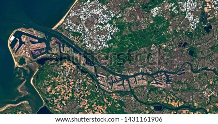 satellite image of Rotterdam an the Europoort harbour. Contains modified Copernicus Sentinel data 2018.