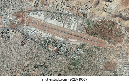 Satellitenblick auf den Flughafen Kabul, den internationalen Flughafen Hamid Karzai, Häuser, Straßen und Gebäude. Evakuierung von Flüchtlingen, Afghanistan. Element dieses Bildes wird von Nasa bereitgestellt