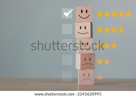Satisfaction rating very impressed. Wooden block cube with 1 to 5 star icon to give satisfaction in service. feedback rating and positive customer review experience, service and Satisfaction. Foto d'archivio © 