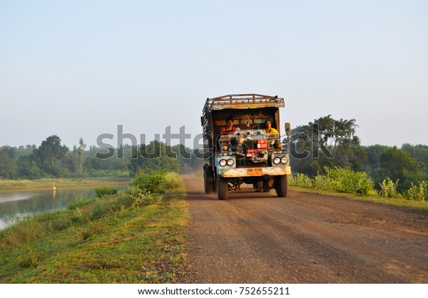 Saturday\
October 28 Travel to Nakhon Ratchasima.Farmers go out to work in\
the morning.Mist in the morning.fresh\
air.